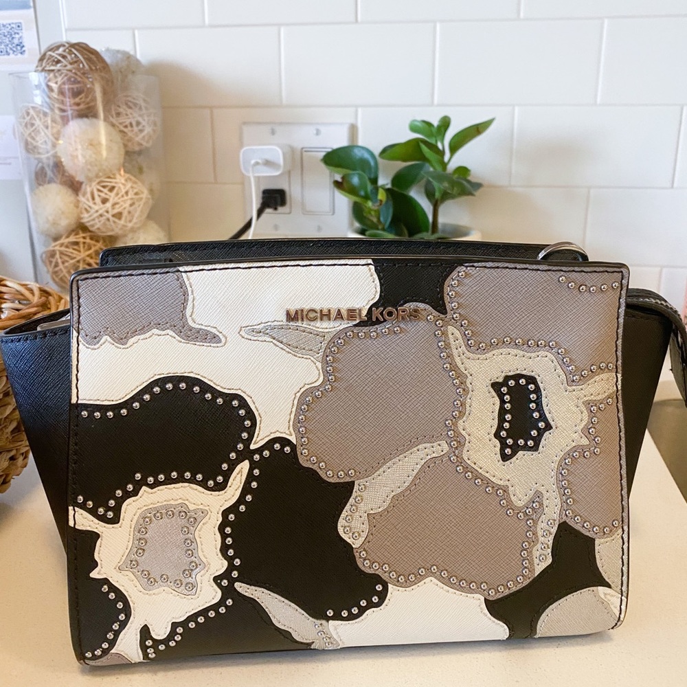 michaels kors selma black & pearl crossbody